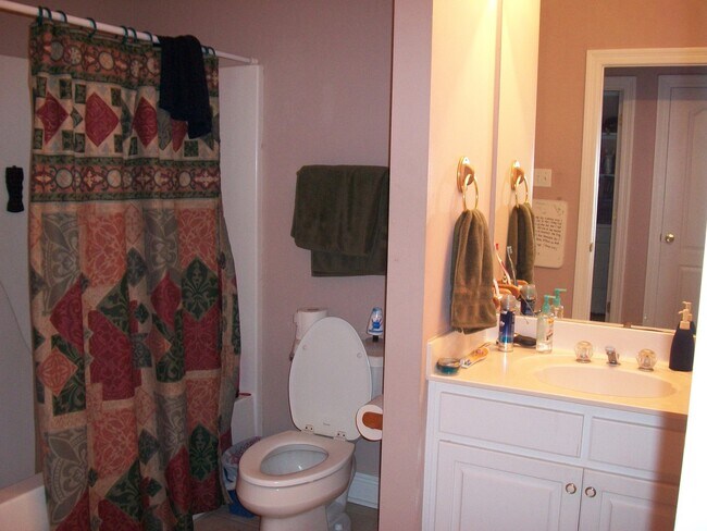Building Photo - Spacious home in Woodlawn Estates