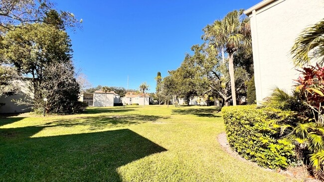 Building Photo - 1/1 Ready for Move In! Heart of Orlando Gated Community with Amenities!