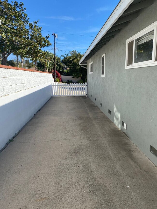 Building Photo - Beautiful Home in the Ventura Foothills