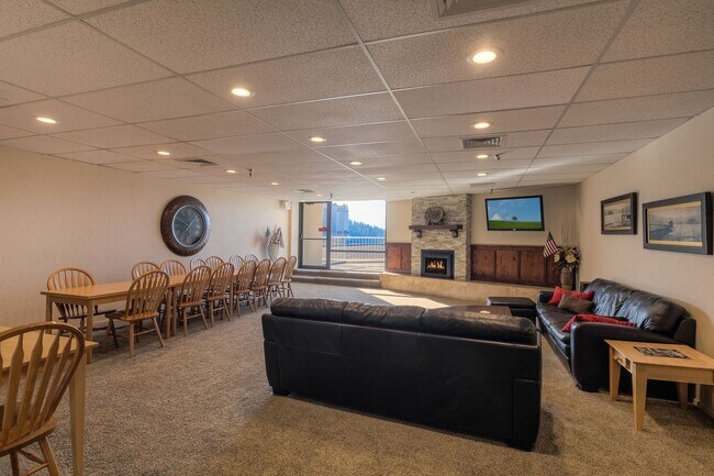 Building Photo - Beautiful Downtown Coeur d' Alene Condo  w/ Amazing Views!