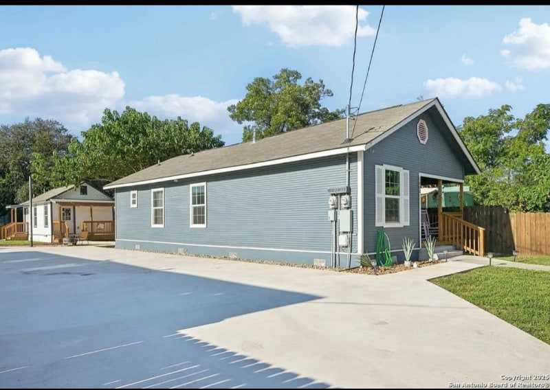 Building Photo - 1006 Center St