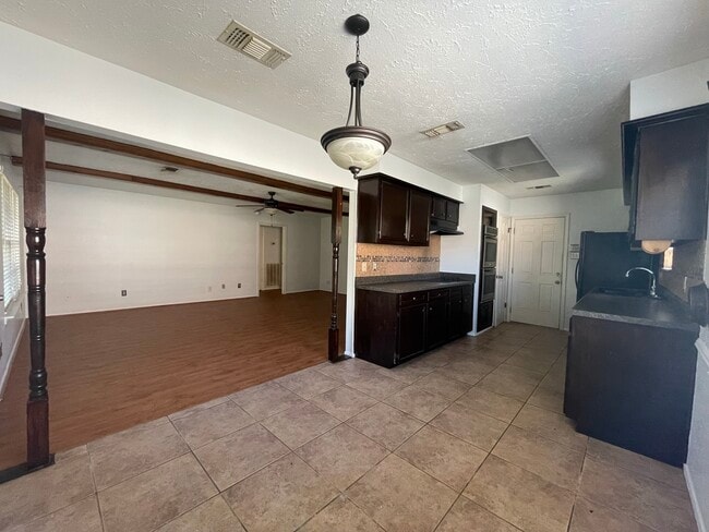 Building Photo - 3103 Sam Houston Dr