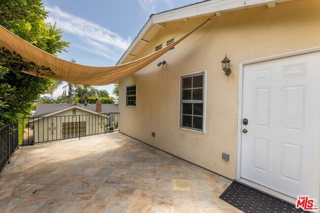 Building Photo - 12833 Delano St