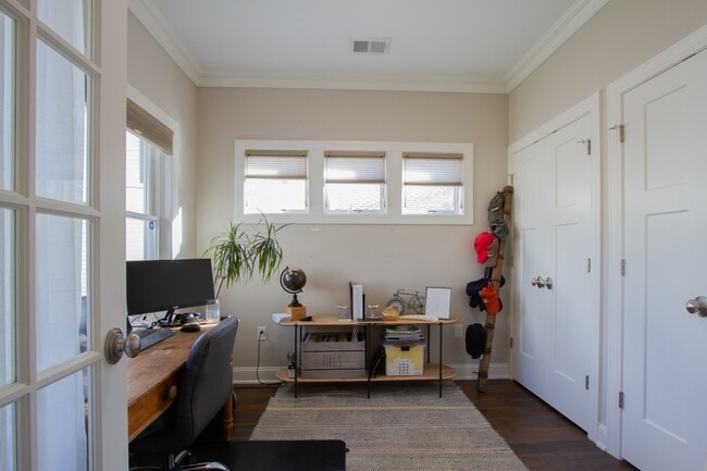 Building Photo - 41 Bank St