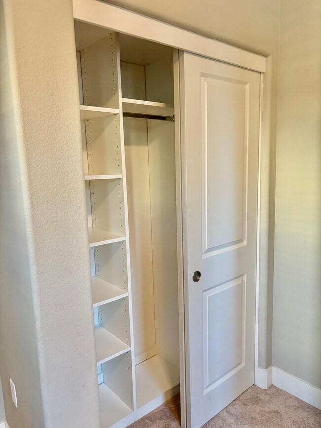 Building Photo - Must see beautiful and large Townhome in Dublin- Close to Everything!