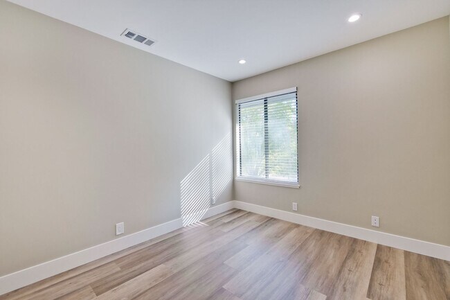 Building Photo - Stunning Modern Almost New Condo, Pets Welcome!