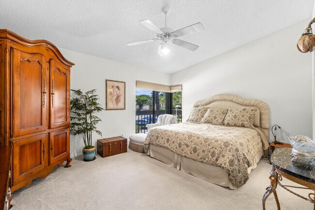 Building Photo - 5087 Oakhill Ln