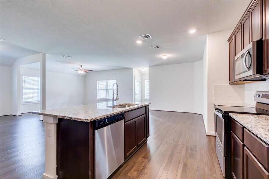 Building Photo - 741 Carol Dr