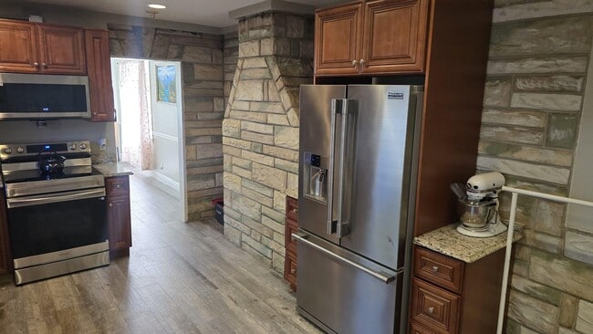 Building Photo - 231 NE 20th Ave