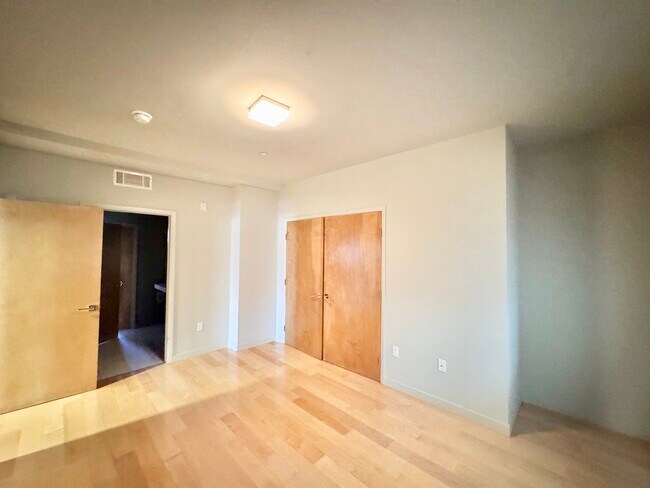 Building Photo - 1529 S Westgate Ave