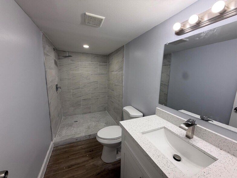 Building Photo - 7355 Woodmont Ter
