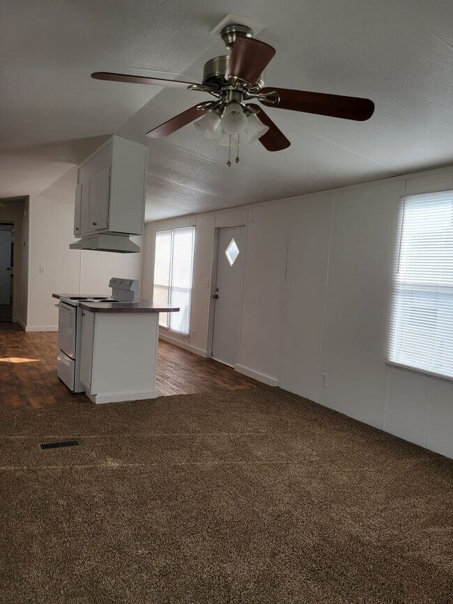 Building Photo - Ready to move in!