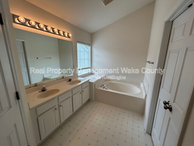 Building Photo - 2500 Valley Haven Dr
