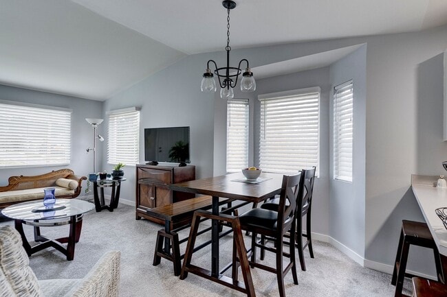 Building Photo - Second Story 2 bed 2 bath condo - W/S/G included!