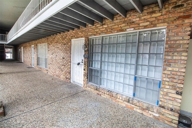 Building Photo - 2121 Fountain View Dr