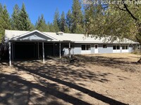 Building Photo - Spacious 3 bed 2 bath farm like home on 7 ...