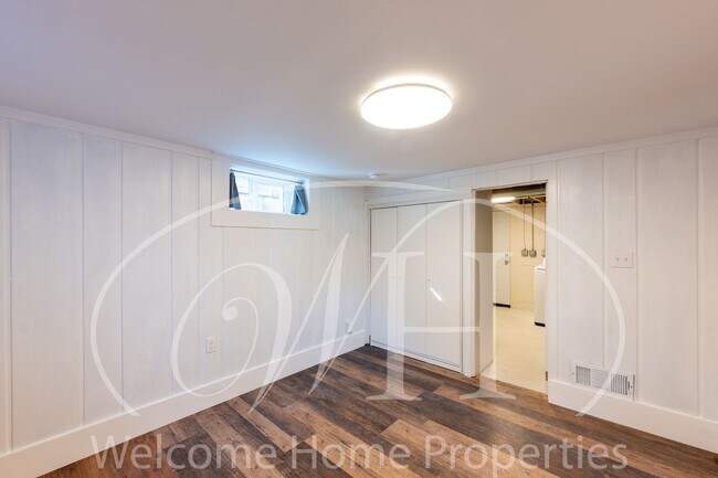 Building Photo - 1011 Waverly St