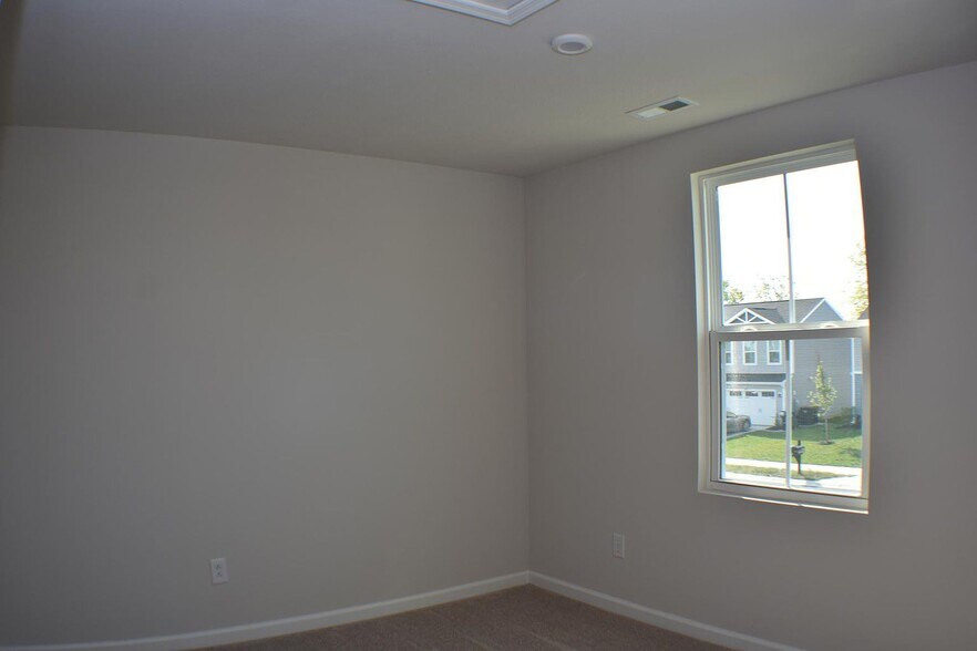 Building Photo - 9755 Oakgrove Dr