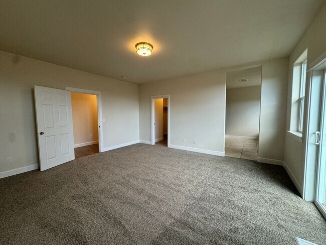 Building Photo - 581 NE Alameda Ave