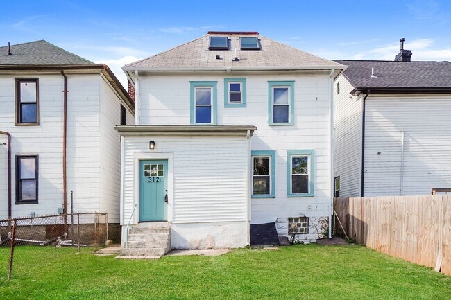 Building Photo - Newly Renovated 4 Bedroom in Central Columbus