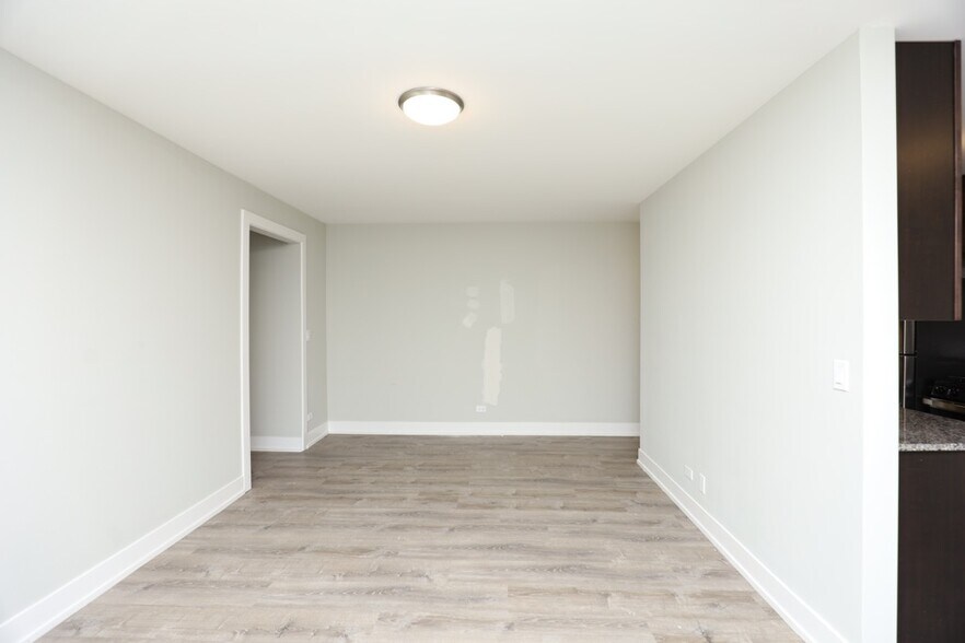 Building Photo - 533 W Surf St