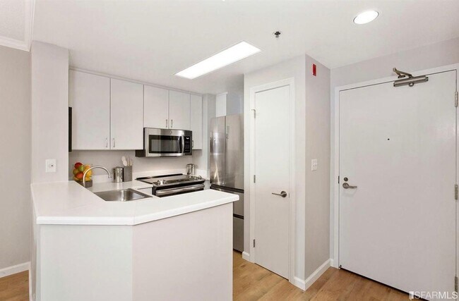 Building Photo - 240 Lombard St