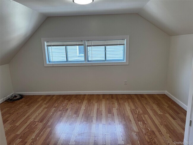 Building Photo - 12 Elves Ln
