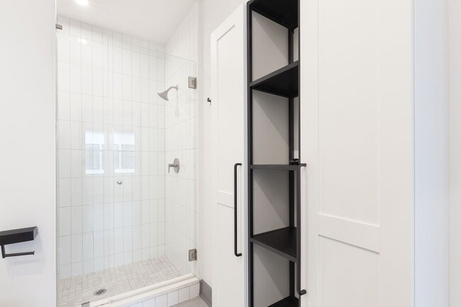 Building Photo - Beautiful 2bd/2.5ba Contemporary Townhome ...