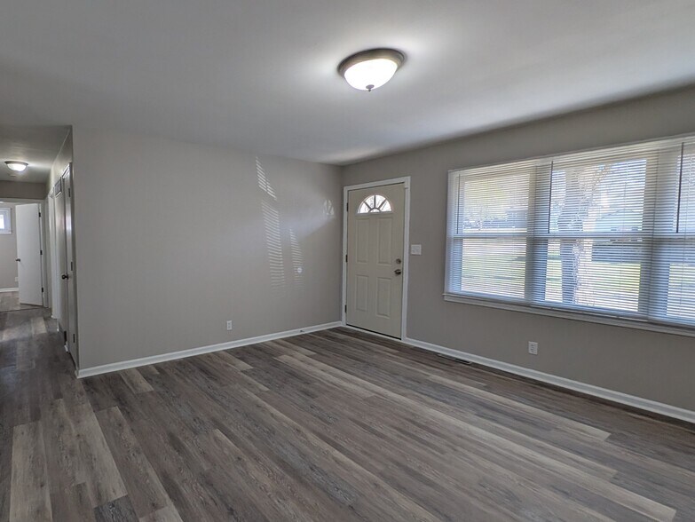 Building Photo - 702 W 39 St N