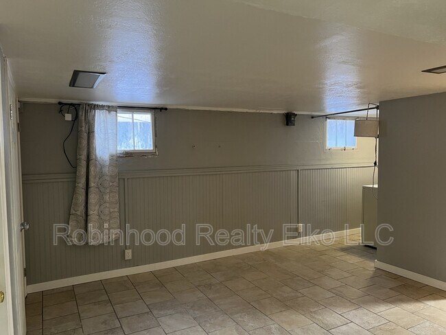 Building Photo - 272 W Cedar St