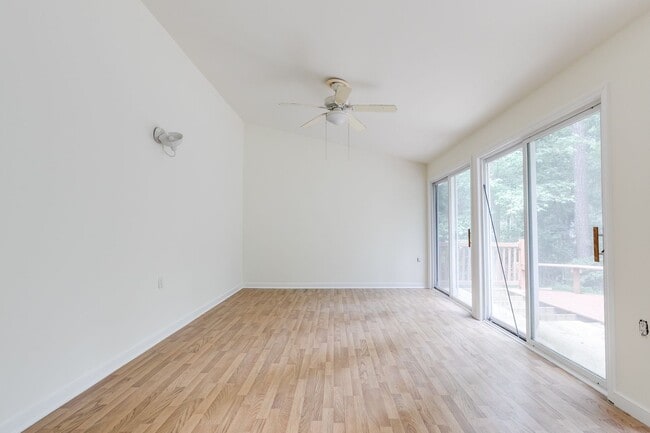 Building Photo - Beautiful 3 bedroom 2.5 bath in Woodlake