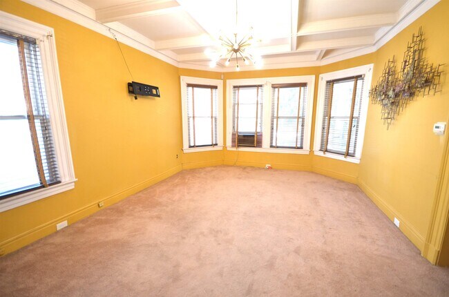 Building Photo - 572 E 25th St