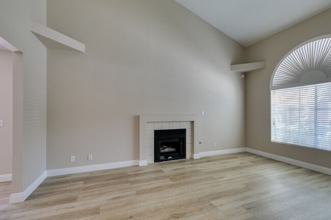 Building Photo - Stylish 2-Bedroom Townhome in Green Valley...