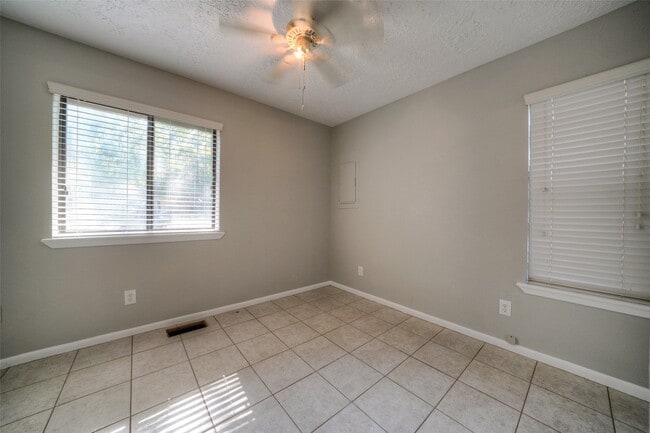 Building Photo - 25 Shady Oak Ln