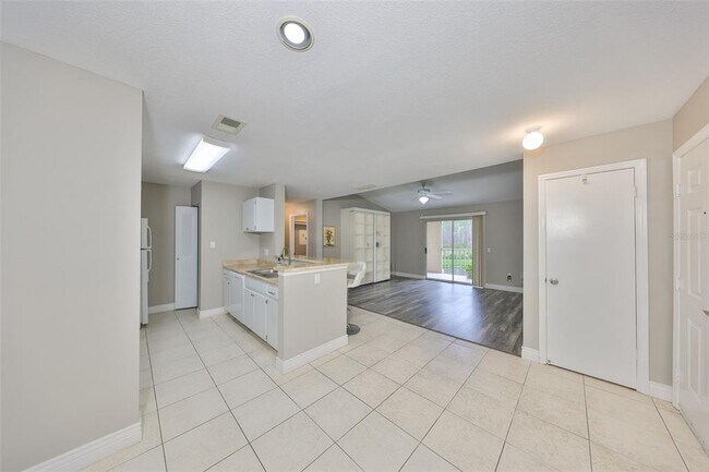 Building Photo - 9481 Highland Oak Dr