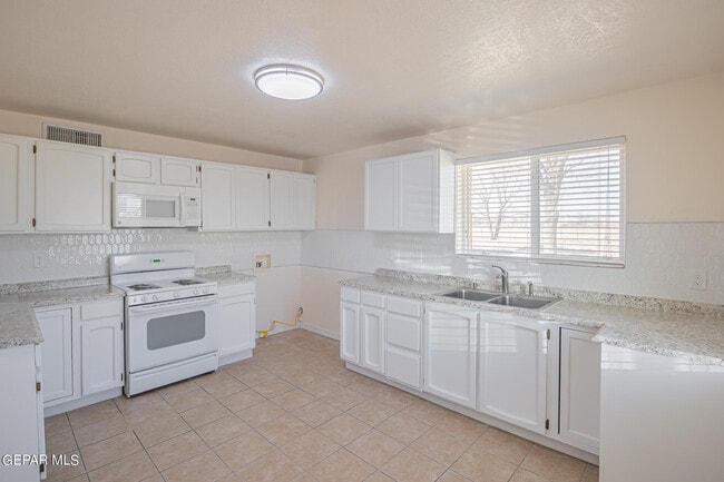 Building Photo - 213 Carnes Rd