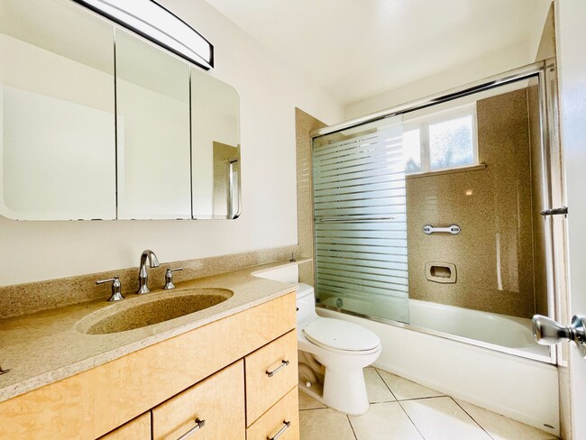 Building Photo - Beautifully Updated 3 Bed 2 Bath Condo W/ ...