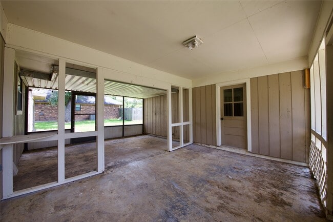 Building Photo - 2109 Riverside Dr