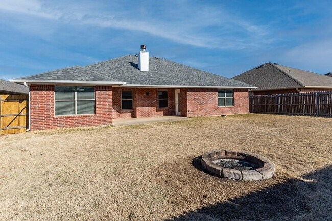 Building Photo - 808 Canyon Dr