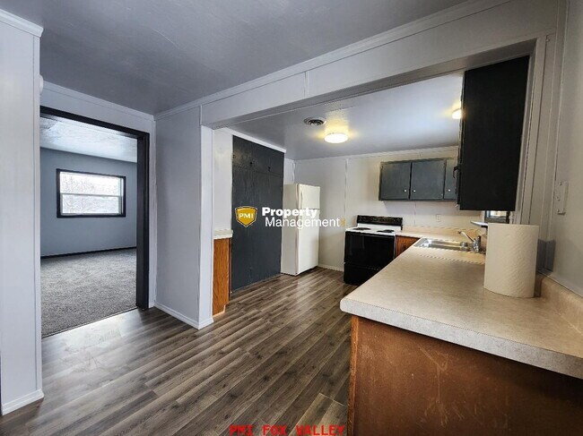 Building Photo - Large 1-Bedroom Duplex in Neenah - Perfect...