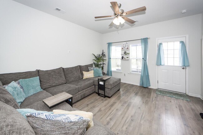 Building Photo - 4 Bedroom, 3 Bathroom home in Liberty Village - Goose Creek
