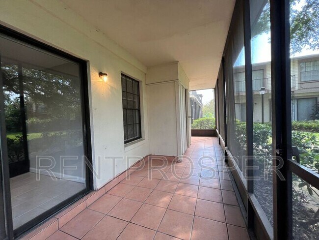 Building Photo - 6075 Village Cir S