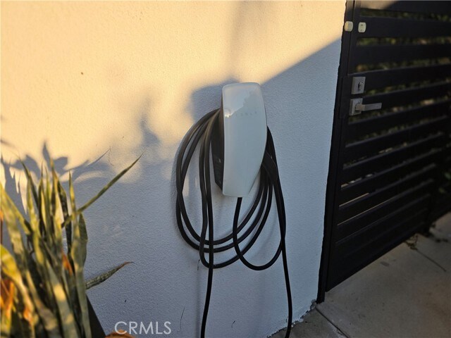 Building Photo - 7954 Crosnoe Ave