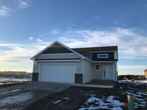 Building Photo - 4 Bed 3 Bath Single Family Home