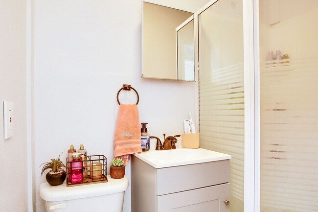 Building Photo - Pre-Leasing for July 2025!