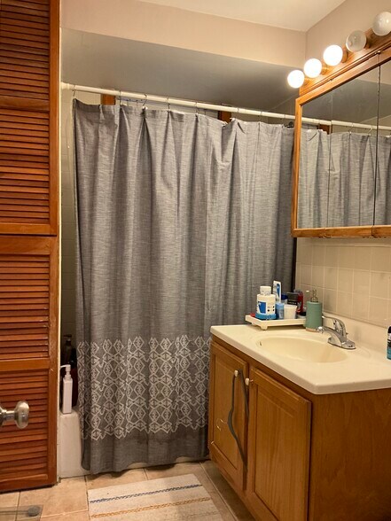 Building Photo - 325 Main St