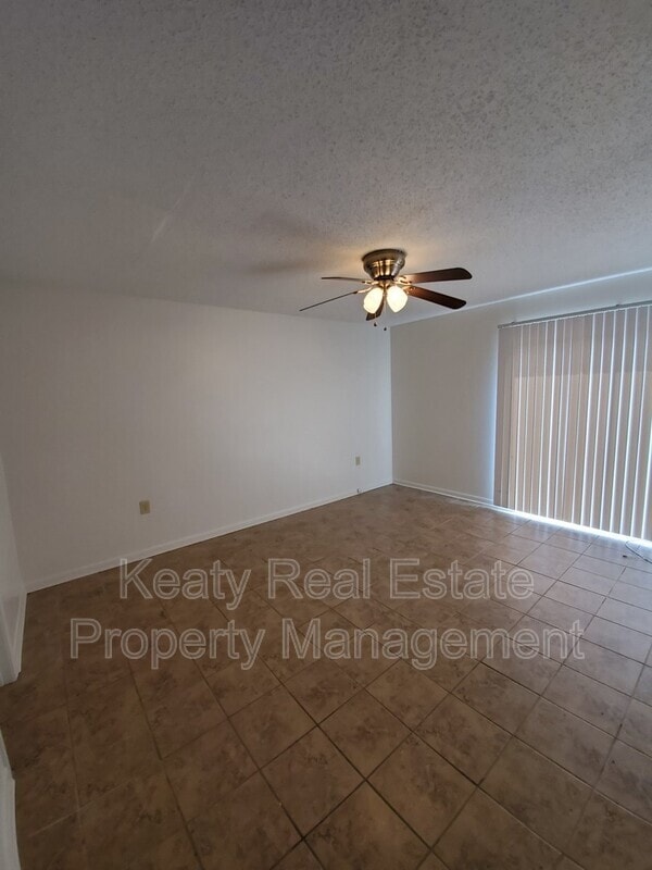 Building Photo - 803 Fox Run Ave