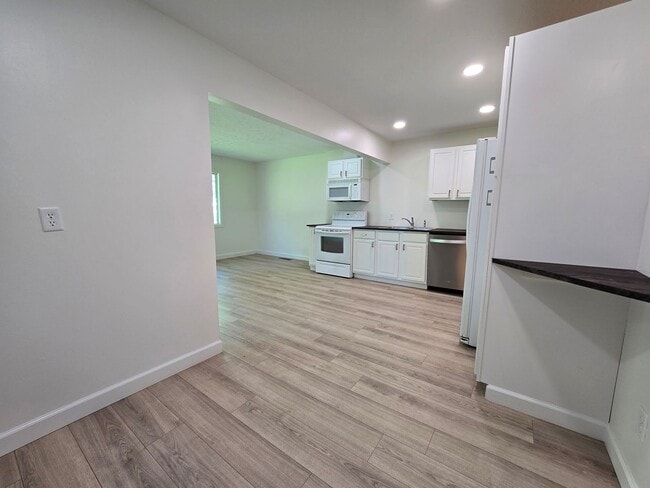 Building Photo - Updated 3 Bedroom Home in Downs