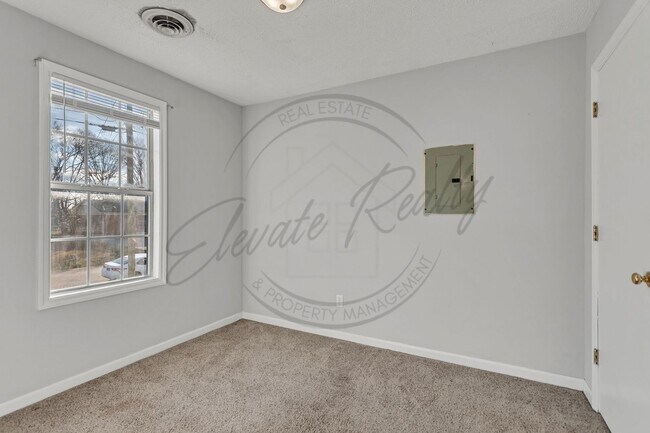 Building Photo - Three Bedroom, Two Level Duplex for Rent!