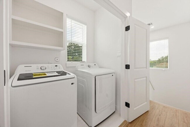 Building Photo - 2121 Hoskins Dr